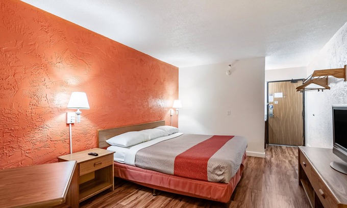 Naperville Hotel | Motel 6 Naperville, IL