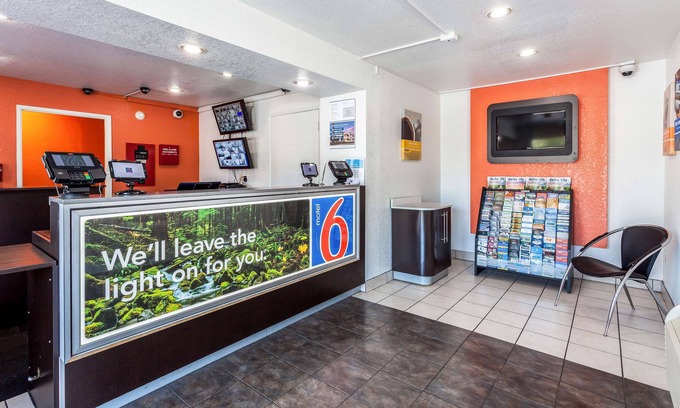 Central Sacramento Hotel | Motel 6 Sacramento, CA - Downtown