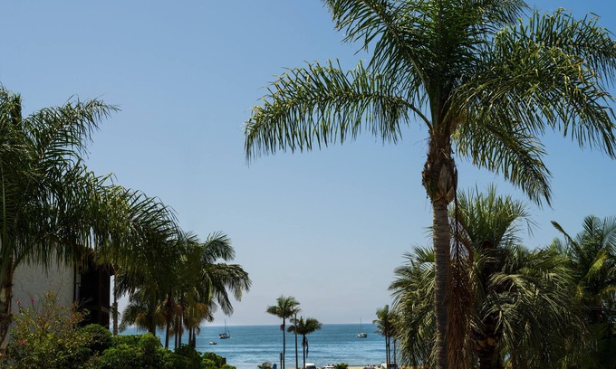 East Beach Hotel | Motel 6 Santa Barbara, CA - Beach