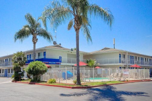 Tulare Hotel | Motel 6-Tulare, CA