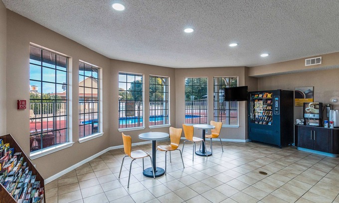 Waxahachie Hotel | Motel 6 Waxahachie, TX