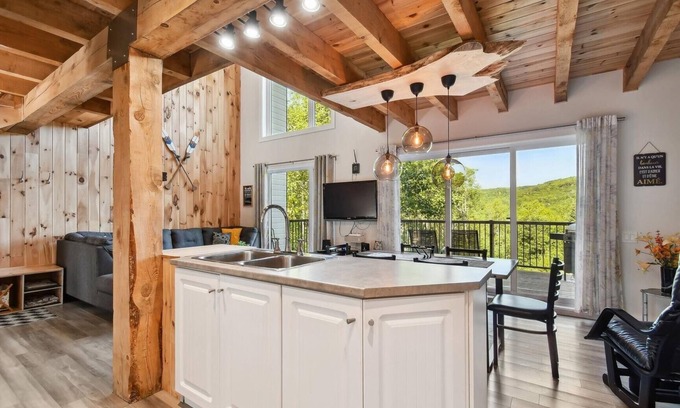 Mandeville Ski Chalet | Mountain Cottage: Stunning Views, Comforts, Spa & Pet-Friendly!