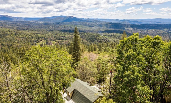 Phoenix Lake-Cedar Ridge Cabin | Mountain Retreat- Mid Century Style. Stunning Views. Hot Tub. On-Site Massage