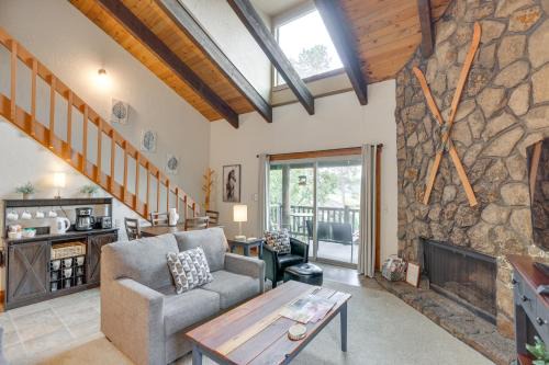 Sunriver Apartment | Mountain-View Condo Walk to Sunriver Resort