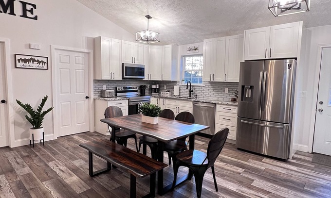 Pigeon Forge Cottage | Mountain View Modern Cottage in the Smokies W/Hot Tub, Newly Renovated.