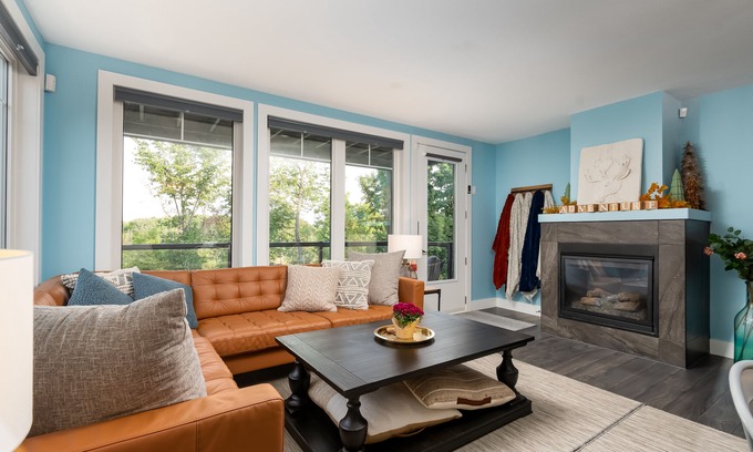 Huntsville Condo | Muskoka Night Dreams: Enjoy 3 King Beds!