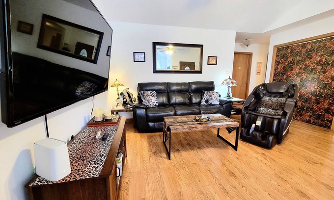 Lawrence House | Near I-70, disabled accessible, MESSAGE chair, king bed, garage, Xbox fun