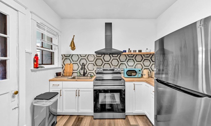Niagara Falls House | Near the falls-Office, Arcade, record player, parking, A/C 500mbps