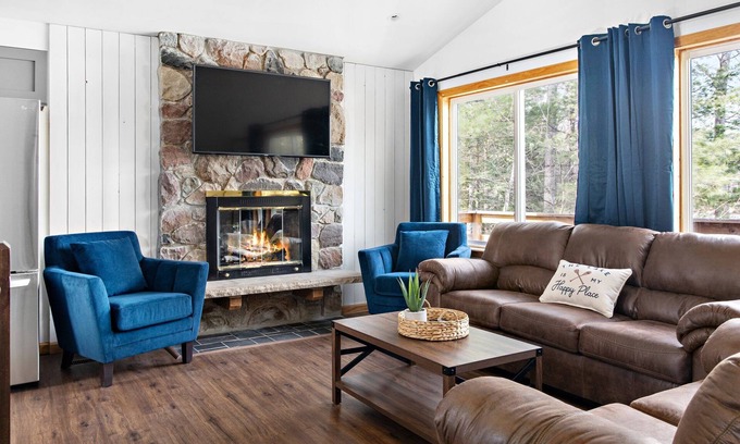 Gaylord Cottage | NEW 20ft DOCK! Clean & spacious! 5 STARS! Lake Front home! Book Summer NOW!
