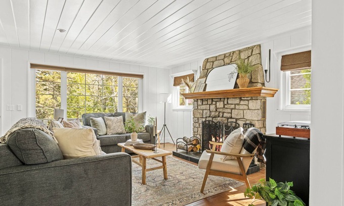 Cedar Glen Cottage | New! 3BDR Cottage only 2 miles from The Village!
