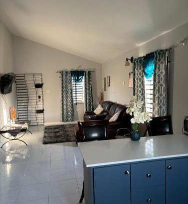 Old Harbour Bed & Breakfast | New Cozy Entire home 2 Bedroom- AC, Wifi, 24 hour Security, Smart Tv