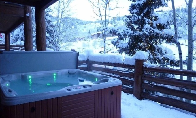 Deer Valley Condo | New kitchen! Master Bath Renovation! Private hot tub. Walk to lifts.