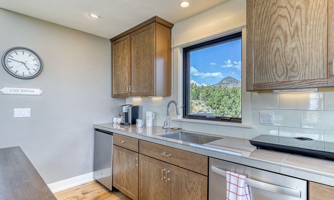 Powell Butte Apartment | New listing! Brasada Ranch Resort guest house w/ private hot tub & shared pool