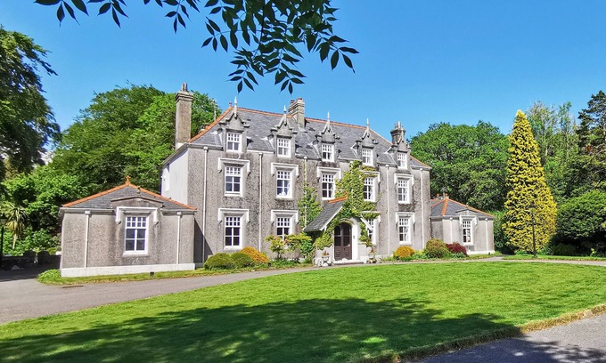 Margam Apartment | NEW Listing - Fairytale Manor House with Indoor Swimming Pool