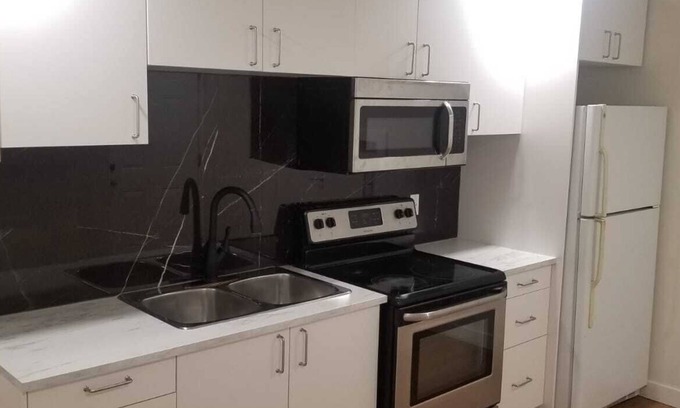 West Edmonton House | New Modern 2 Bed Suite - Steps From West Edm Mall