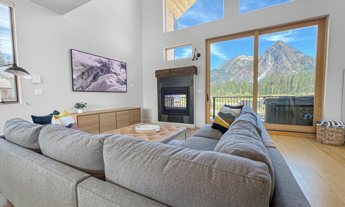 Snoqualmie Pass House | New! Modern Ski-in/Ski-out Mountain View Chalet by Village + Hot Tub/EV Charging