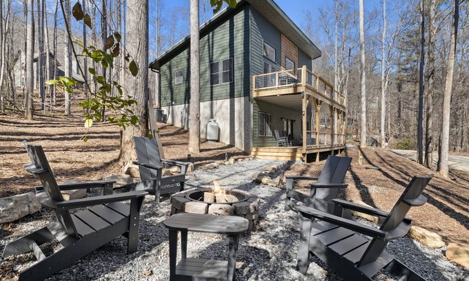 Frank House | NEW Mountain Modern Hideaway! - Walk to Disc Golf