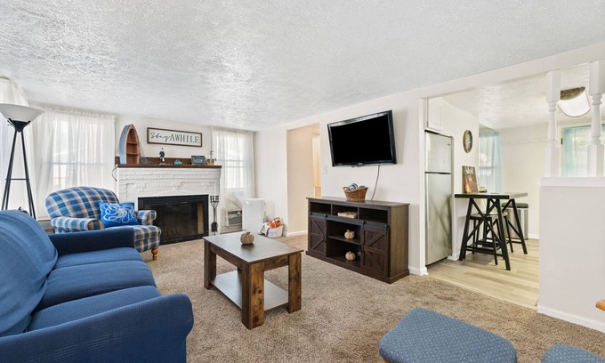 Portage Lakes Cottage | NEW! THE LAKESIDE COTTAGE - CLOSE TO EVERYTHING!