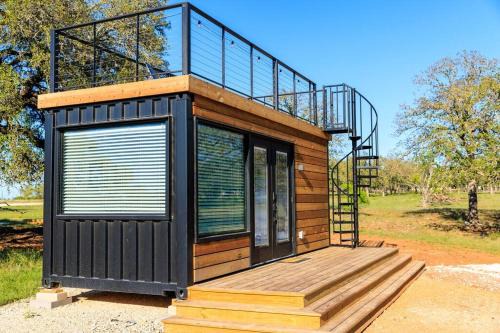 Fredericksburg House | New Wilderness Hideout-Cozy Container Home
