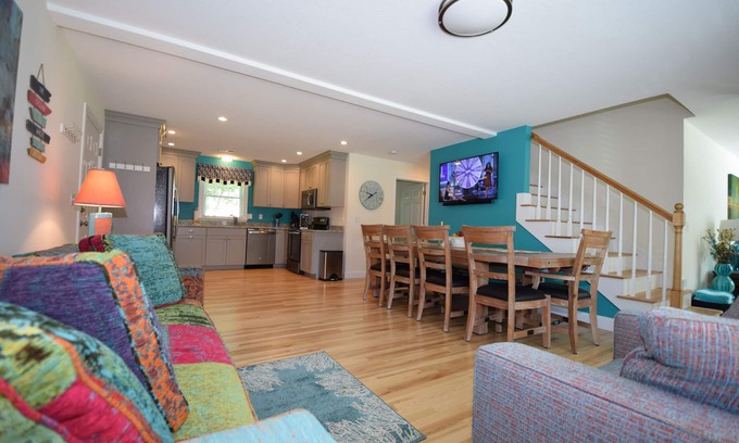 York Beach House | New Year Round Rental - 1/4 Mile To Short Sands Beach & Downtown York