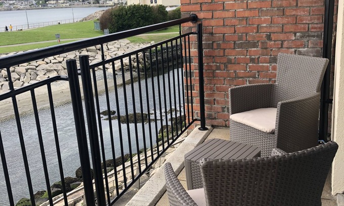 Newcastle Apartment | Newcastle Seafront apartment with WiFi & Parking