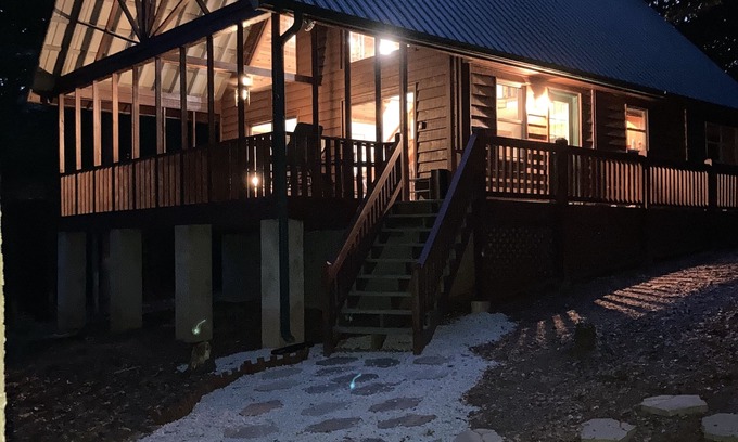 Gumlog Cabin | Newly furnished beautiful cabin with an access to Lake Hartwell