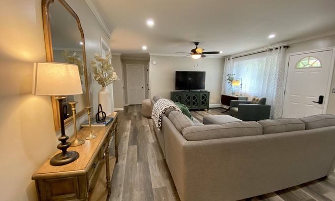 Aurora House | Newly Remodeled 3-Bedroom Pet Friendly Home
