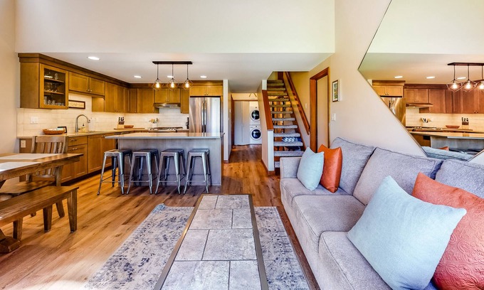 Overlook Park Condo | Newly remodeled condo on golf course with hot tub, bikes, SHARC Passes - Dog OK