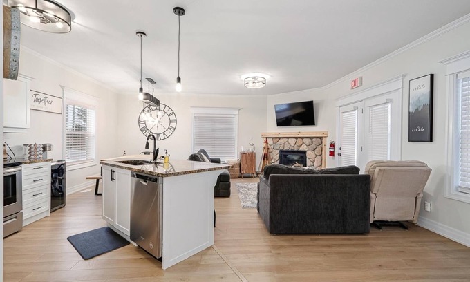 The Blue Mountains Condo | Newly renovated Blue Mountain condo in Historic Snowbridge