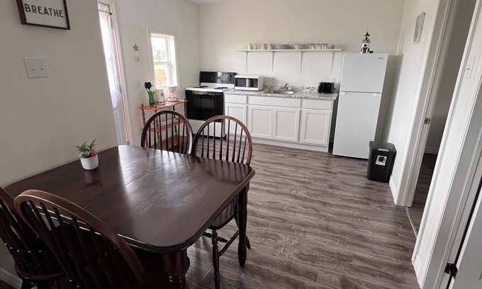 Bayside Cottage | Newly renovated cosy cottage 3 minute walk to the beach.