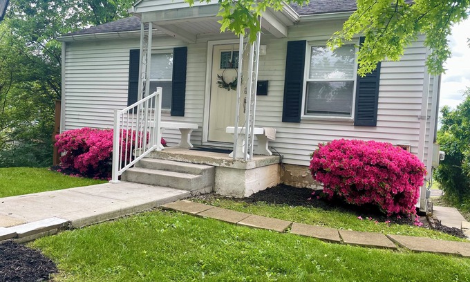 Morgantown House | Newly Renovated Cottage near WVU Hospital, short walk to Football Stadium.