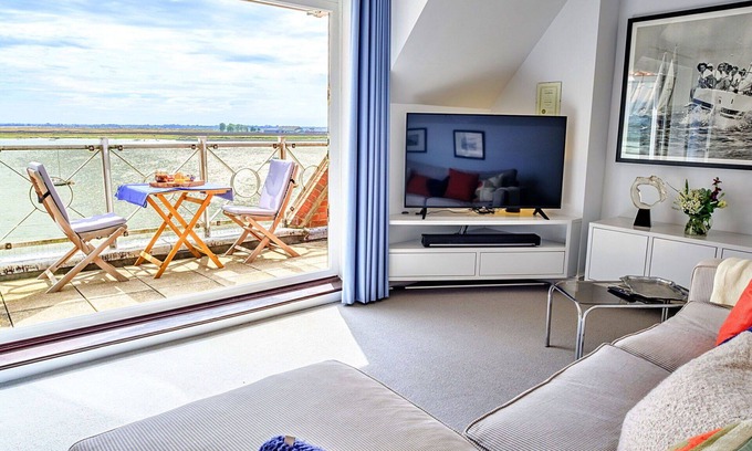 Burnham-on-Crouch Apartment | Nice apartment for 5 guests with WIFI, balcony and pets allowed