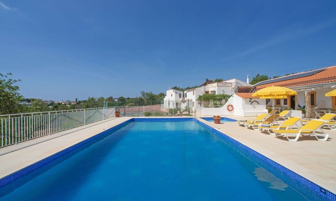Mem Moniz House | Nice apartment in villa for 3 people with pool, WIFI, A/C, TV and terrace