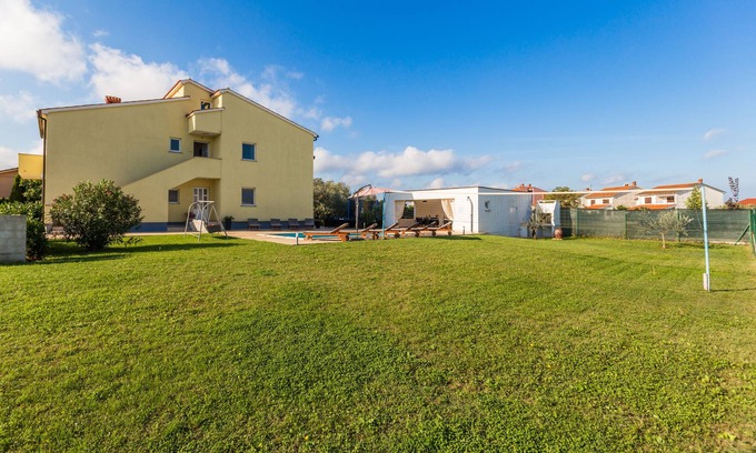 Valbandon House | Nice holiday home with heated pool near the sea