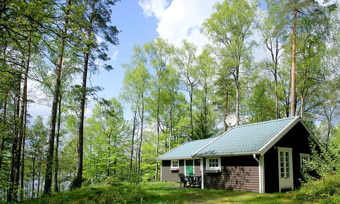 Roke House | Nice little cottage by the lake with boat