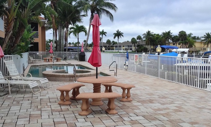 Caloosahatchee Resort | Nice sunset condo in Cape Coral on the canal