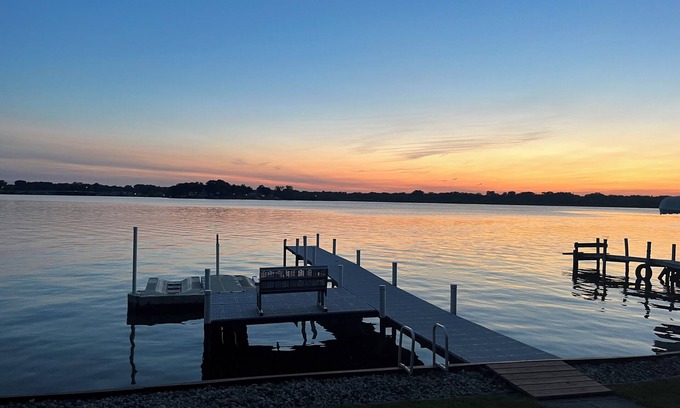 Fox Lake House | Nippersink Lakehouse - Private Pier, Jet Ski ramp and Pet Friendly!
