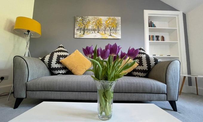 Inverness City Centre Apartment | No 10 - Immaculate top floor city centre two bed flat suitable for 4 guests.