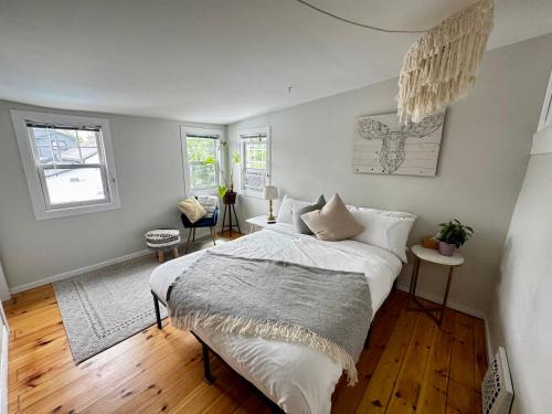 Carleton Place Apartment | NookSide Nest Upstairs 2bedroom Suite King, Queen Kitchenette, Parking