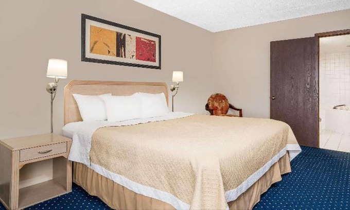 La Crosse House | Norwood Inn & Suites La Crosse - Deluxe 1 King Bed Non-Smoking