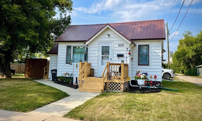Bottineau House | Oak Creek Granary