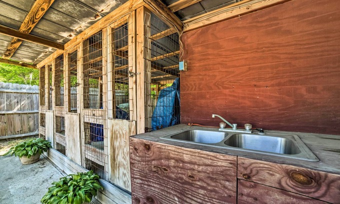 Tranquil Harbour Cottage | Oak Island Home w/Fenced Yard, Walk to Long Beach