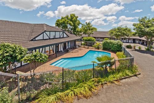 Mangere Hotel | Oakwood Manor Motor Lodge