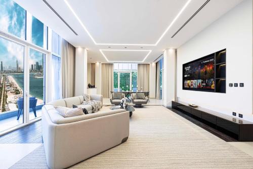 Palm Jumeirah Villa | Oceana Resort Luxury Sky Villa with Panoramic Views, Super Size Terrace, Jacuzzi and Bar - by Exclusive Holiday Homes
