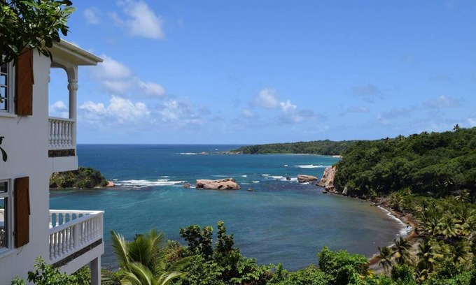 Calibishie Villa | Oceanfront 3-bedroom villa with spectacular view!