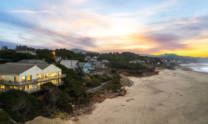 Lincoln Beach House | Oceanfront, 8 Bedrooms! - Azul Jewel