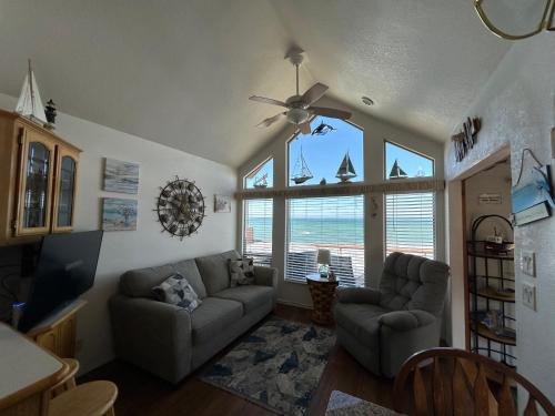 Smith River House | Oceanfront Cabin 9 With Jacuzzi & Awesome Views