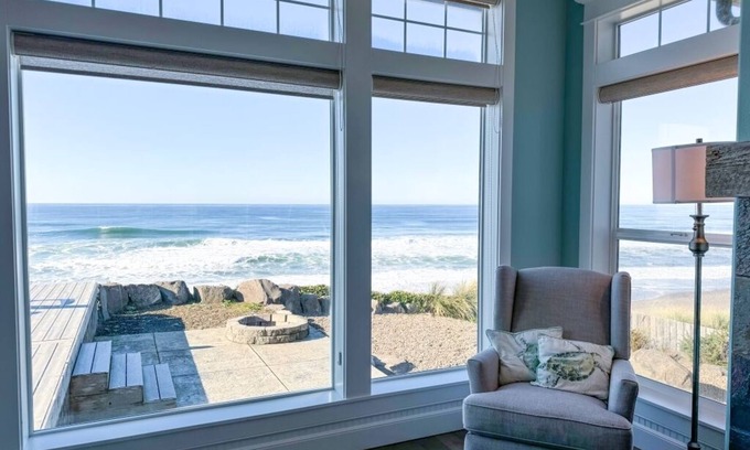 Lincoln Beach House | Oceanfront Escape. Cozy & Modern Beach House. Sleeps 10