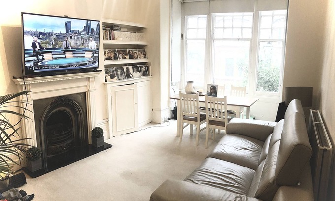 Hampstead Apartment | ❤️ of Hampstead Village-Charming bright airy raised ground floor garden flat