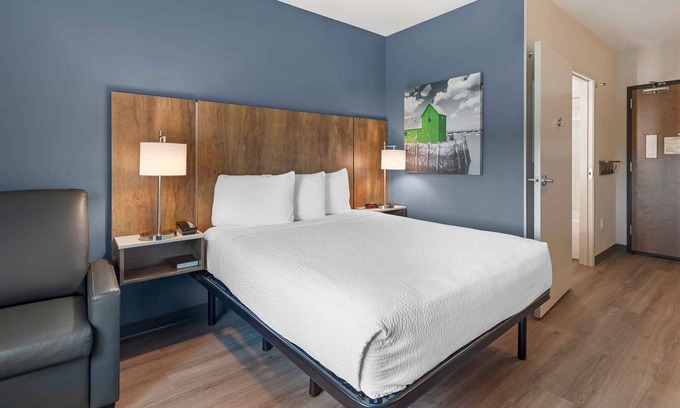 Asheville Hotel | Off I-240 - Charming Suites with Full Kitchens & Ample Workspaces for Guests